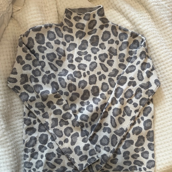 Tahari Sweaters - Tahari Leopard Print Mock neck Sweater XS